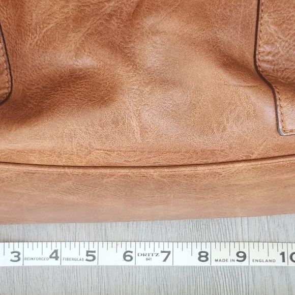 Chic Tan Leather Shoulder Bag - Picture 5 of 7